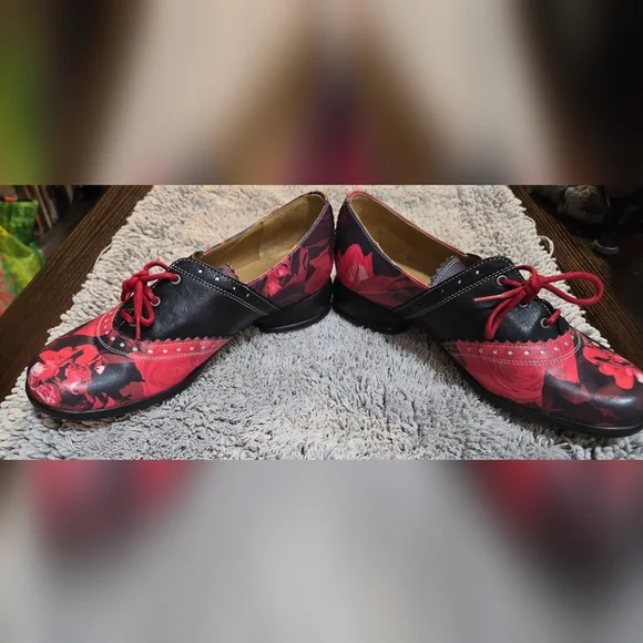 Fluevog Size 6, Rose Print Fellowships - Picture 4 of 9